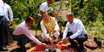 Uttarakhand News: सीएम धामी ने किया 3-बी गार्डन निर्माण का शुभारम्भ, पौधारोपण कर दिया पर्यावरण संरक्षण का संदेश….